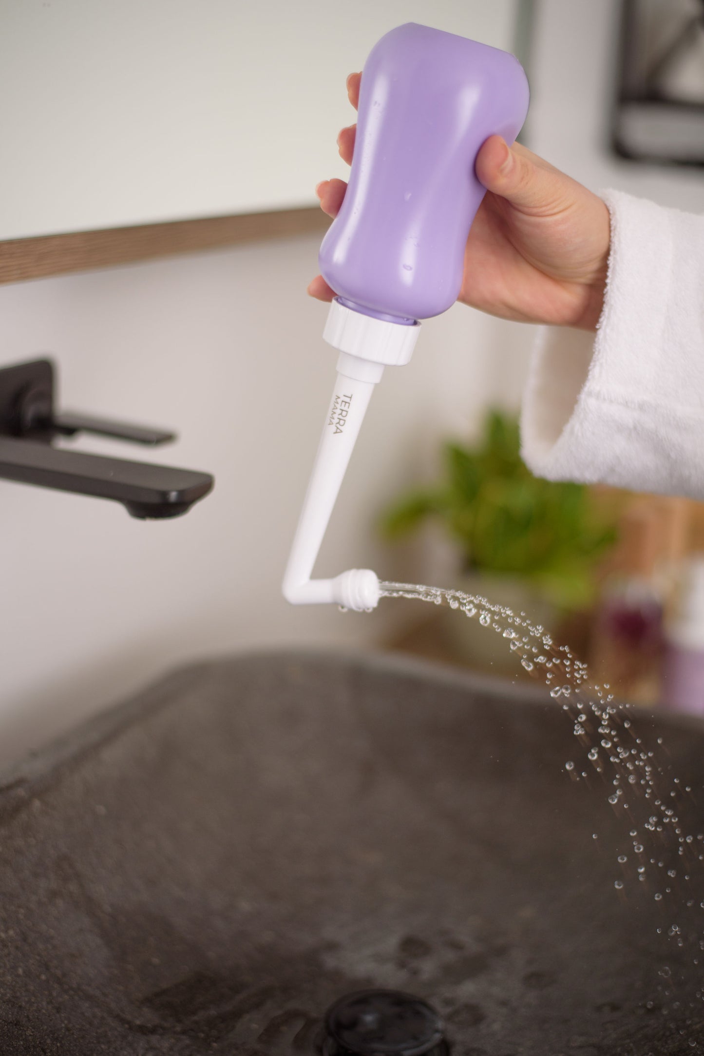 Compresse périnéale TerraMama offrant confort aux nouvelles mamans.
TerraMama perineal compress providing comfort for new mothers