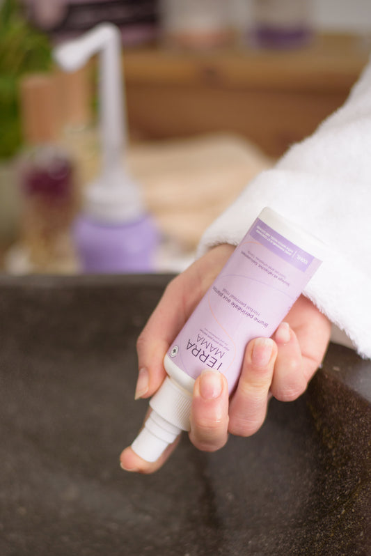 Spray périnéal naturel TerraMama pour les soins postnataux du périnée.
Natural perineal care spray by TerraMama for postpartum healing
