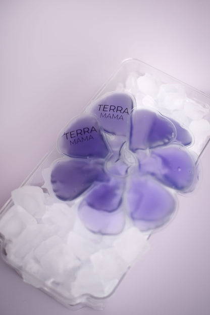 Using TerraMama hot and cold breast gel packs for comfort during breastfeeding.
Compresses de gel chaud et froid TerraMama utilisées pour le confort des seins durant l’allaitement