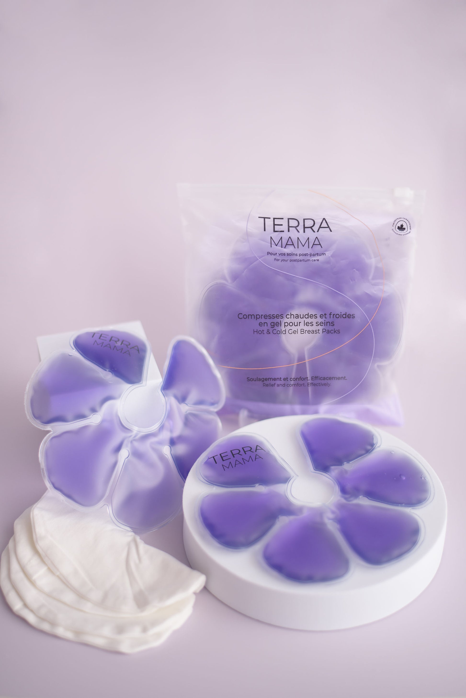 Détail des compresses de gel chaud et froid TerraMama pour les soins des seins pendant l’allaitement.
Detail of TerraMama hot and cold gel packs for breastfeeding and breast care