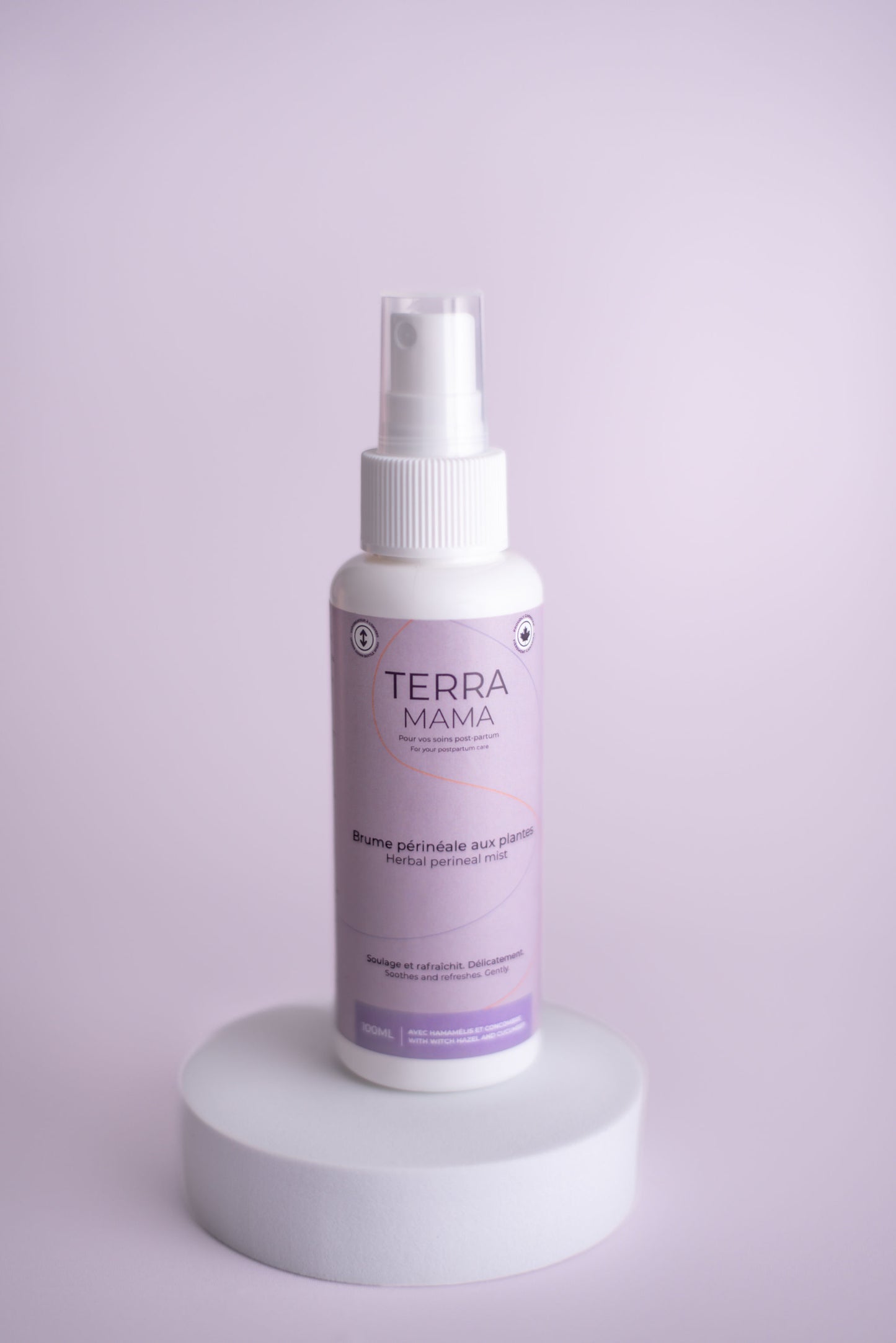 Spray périnéal à base de plantes TerraMama pour apaiser après l’accouchement.
TerraMama herbal perineal spray to soothe and refresh after childbirth
