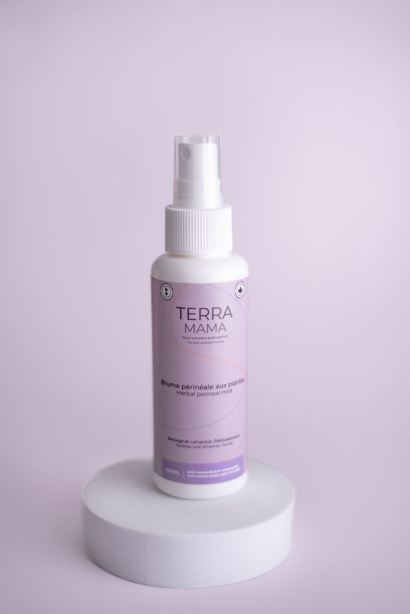Spray périnéal à base de plantes TerraMama pour apaiser après l’accouchement.
TerraMama herbal perineal spray to soothe and refresh after childbirth