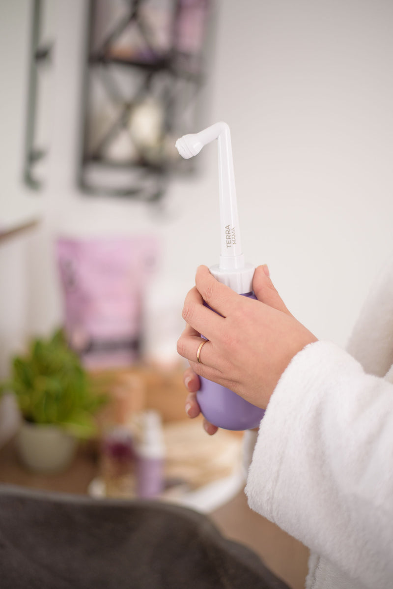 Detail of TerraMama perineal compress designed for postpartum therapy.
Détail de la compresse périnéale TerraMama conçue pour la thermothérapie post-partum