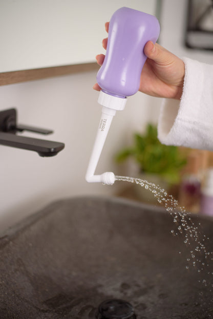 Compresse périnéale TerraMama offrant confort aux nouvelles mamans.
TerraMama perineal compress providing comfort for new mothers