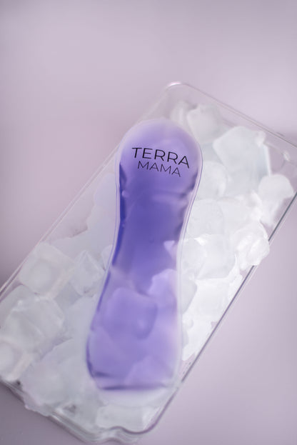 TerraMama perineal compress providing comfort for new mothers.
Compresse périnéale TerraMama offrant confort aux nouvelles mamans